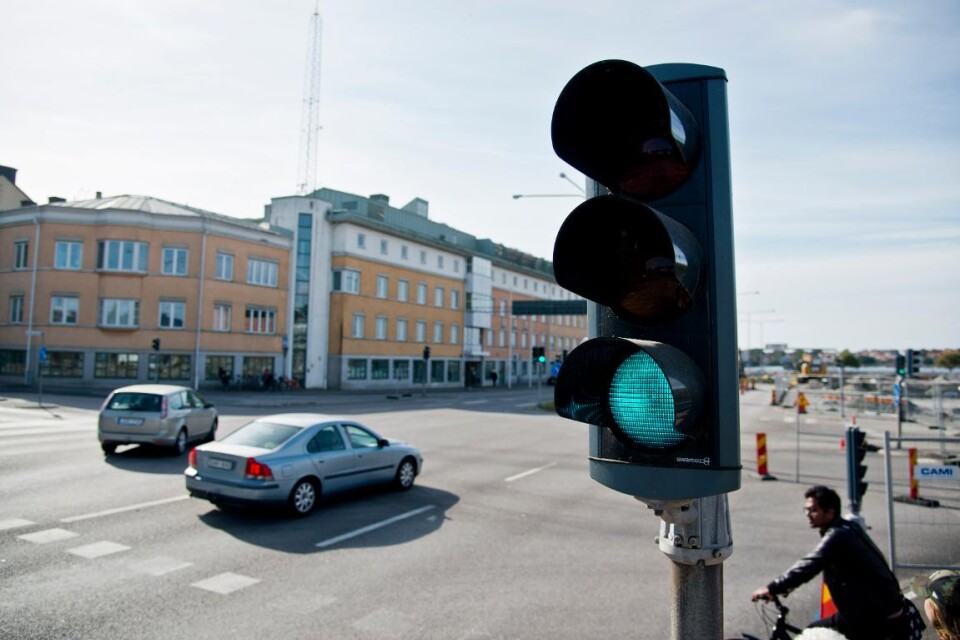 På onsdagmorgonen slocknar trafikljusen och vänstersvängar förbjuds vid korsningen Österleden och Blekingegatan. I två månader ska arbetet med att flytta korsningen pågå. Foto: Patric Söderström
