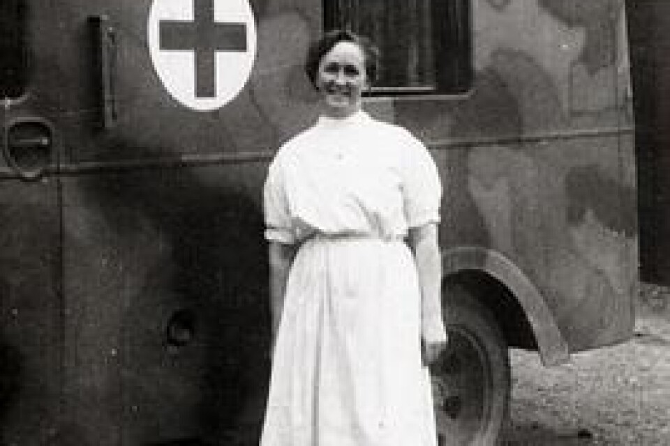 Inga-Gretas mamma Magnhild Rudolfson vid en av Röda korsets bussar. Magnhild var chef för Röda korsets kvinnliga sektion i Ystad. Bild: Privat