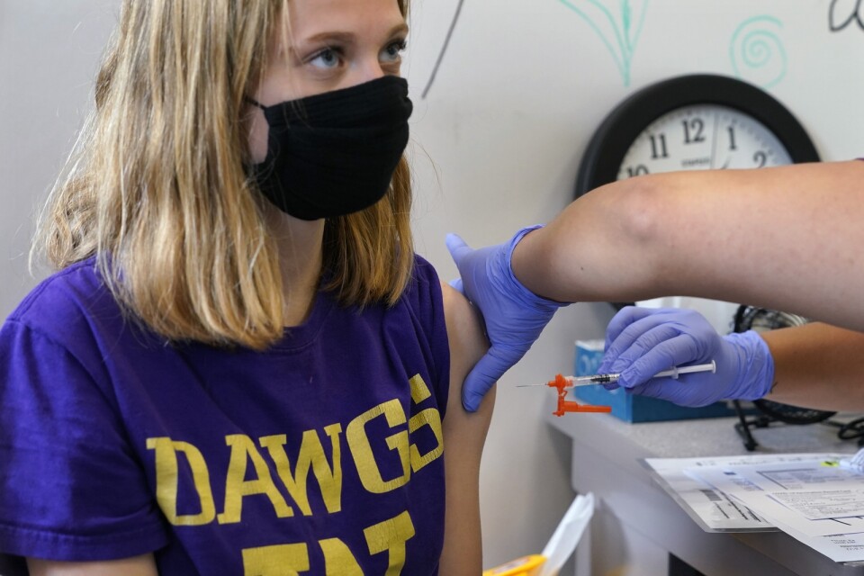 14-åriga Mallory Warnock i Bellingham i USA får en spruta med Pfizer-Biontechs vaccin mot covid-19.