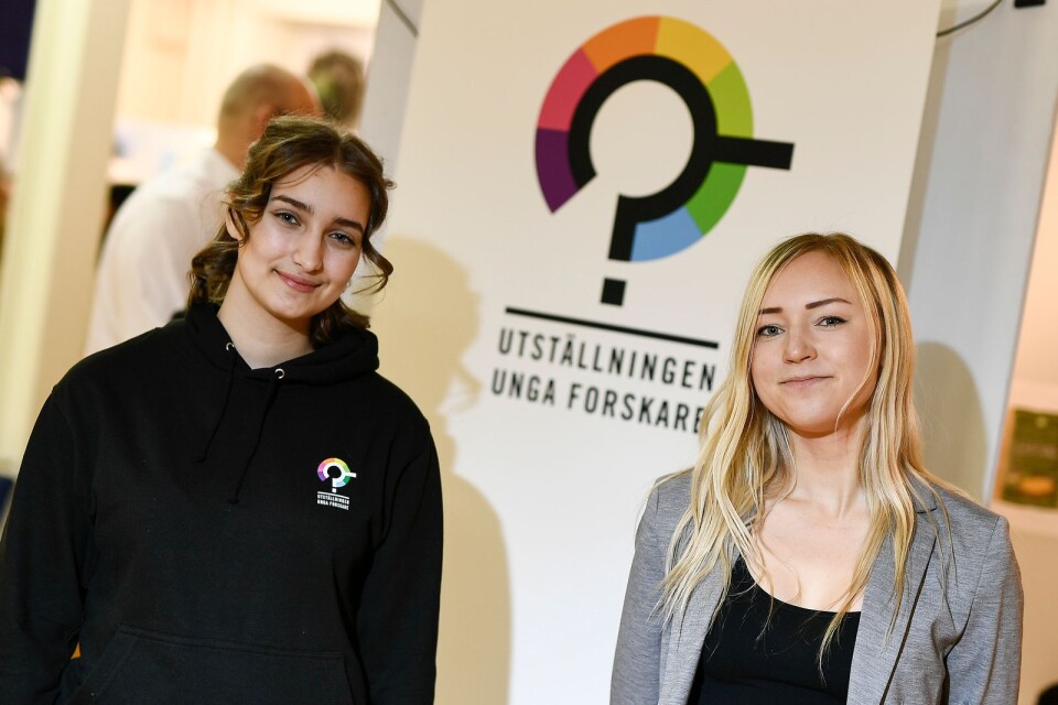 Amanda Geld, Unga forskare och Linnéa Suomenniemi, ordförande Unga forskare, var på plats som funktionärer på Kreativum under torsdagen. Linnéa är från Olofström och tävlade själv på Kreativum för sex år sedan.