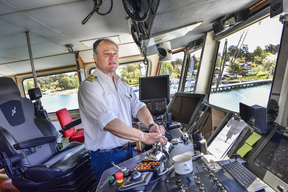 Sjökapten Ulrich Lowet på båten Silverpilen som går mellan Årsta havsbad utanför Stockholm och Utö.