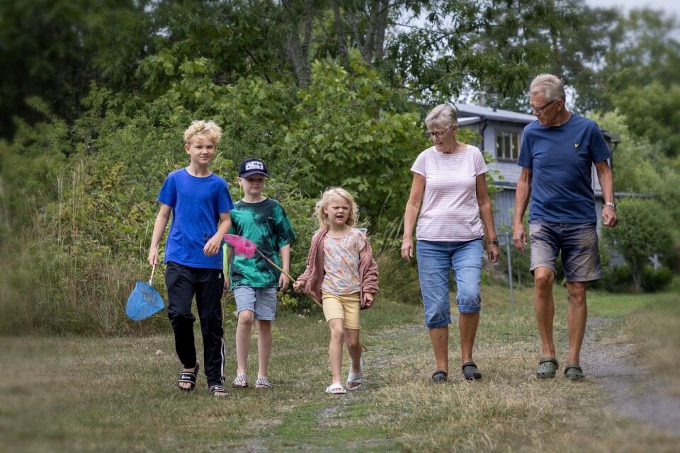 Ulf och Kerstin Hörngren på väg till badbryggan med barnbarnen Elmer, Melker och Vera.