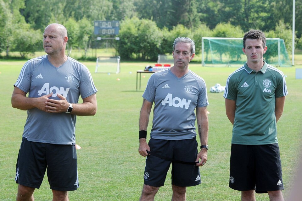 Instruktörerna från Manchester United, från vänster: Robin van der Laan, Mick Bennett och Rob Guppy.