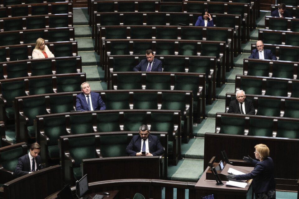 Polska politiker under ett möte i det polska parlamentet under fredagen. Jaroslaw Kaczynski, ledare för det regerande, konservativa partiet Lag och Rättvisa (på andra raden till vänster) hoppas att kunna hålla valet med poströstning.