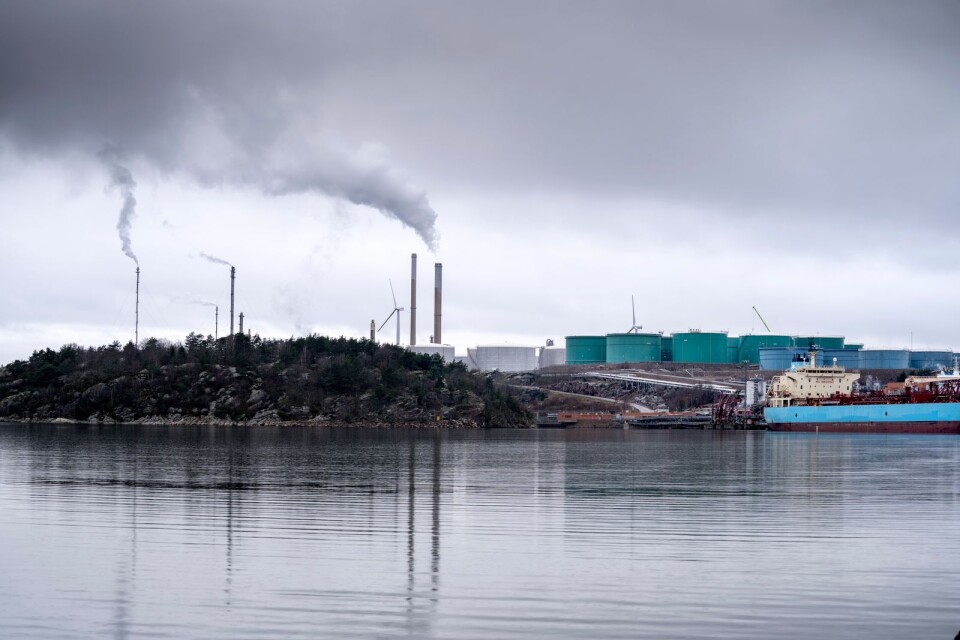 I Lysekil vill Preem utöka sin raffinaderiverksamhet för att kunna öka produktionen av fossila bränslen. En sådan expansion innebär en enormt stor utsläppsökning och skulle göra anläggningen till Sveriges enskilt största utsläppare av växthusgaser, påpekar skribenterna.