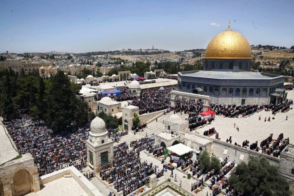 Palestinier ber i Al Aqsa-moskén i Jerusalems gamla stad. Inte minst Säkerhetsrådets resolution 2334 -  som inte ens USA röstade emot - fastslår att Israel inte har rätt att lägga beslag på östra Jerusalem och mota bort den palestinska befolkningen därifrån. Donald Trump har inte mandat att ändra på detta.