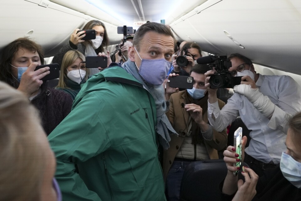 Aleksej Navalnyj ombord på planet som ska ta honom till Moskva.