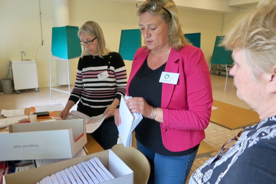 Pia Carlsson, ordförande i Möllebackens valdistrikt, kontrollräknar de 342 kuvert som brevbäraren lämnade in till vallokalen i Möllebacksskolans matsal vid klockan åtta i morse.  Vice ordförande Gunilla Ekelund, tv och Marita Olofsson, röstmottagare, vid hennes sida.