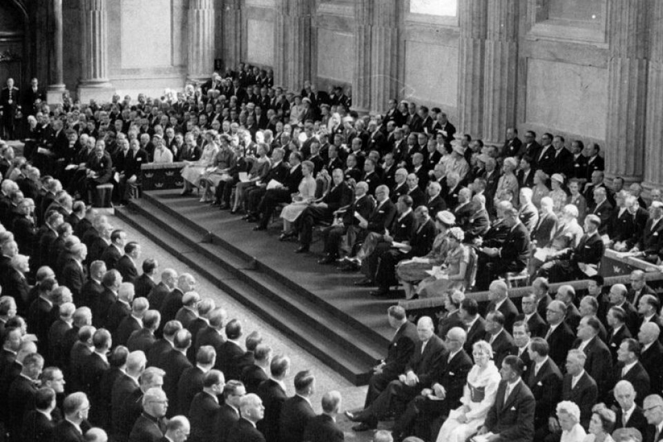 Så här såg det ut i rikssalen på Stockholms slott när 150-årsminnet av 1809 års regeringsform firades 30 maj 1959. I mitten kungaparet och regeringen. Stockholm 1959-05-30