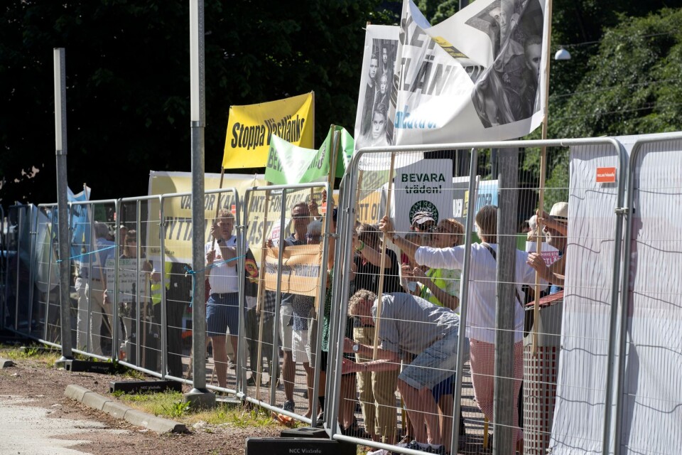 Arkivbild på demonstranterna vid Västlänkens första spadtag.