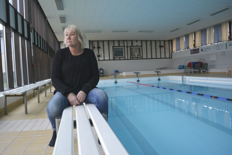 Camilla Persson, simhallens ordförande, har svårt att se logiken i att stänga en befintlig simhall.