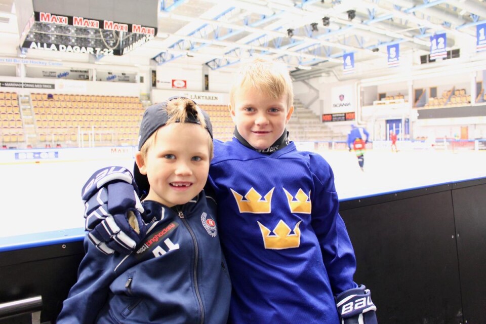 Alvin Larsson och Vilton Hyseus har tagit klivet upp i den äldre barngruppen i hockeyskolan. ”Vi tycker hockey är jätteroligt och tänker fortsätta spela”, säger killarna.