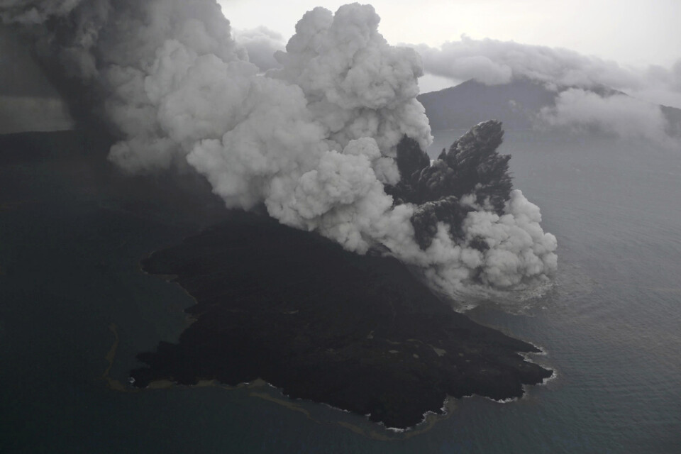 Flodvågen som uppstod efter det att delar av vulkanön Anak Krakatoa rasade dödade runt 430 människor. Arkivbild.