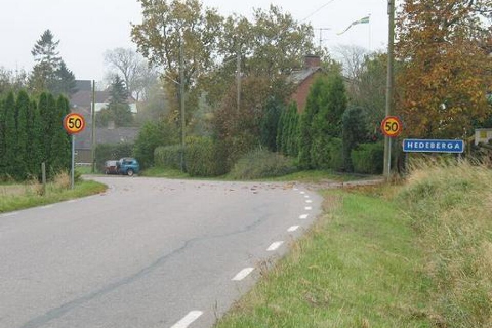 I dag är varierar hastighetsgränserna i Hedeberga by mellan 50 och 70 kilometer i timmen. Det är för fort, anser byalaget. Bild: Ulrika Wangel