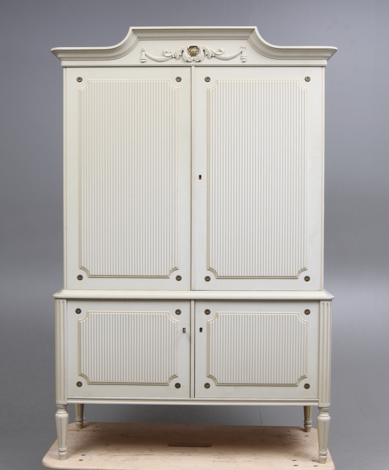 Möbler nystilar tillverkades ofta i Virserum. Här är dock ett skåp i gustaviansk stil från Oscar Ekelunds Snickerifabrik, 1900-tal. Utrop hos Gomér & Andersson, sålt för 2 550 kronor.