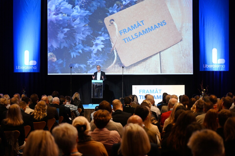 Liberalernas partiledare Johan Pehrson (L) håller tal efter att röstats fram som ny partiordförande på Liberalernas extra landsmöte på Clarion Hotel Sign i Stockholm.