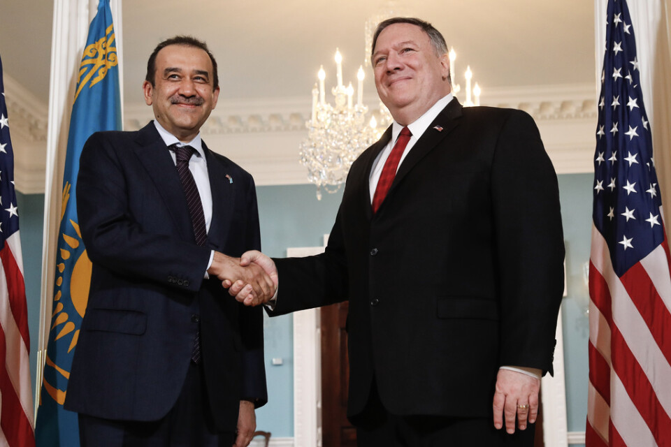 Den dåvarande kazakiska säkerhetschefen Karim Masimov (till vänster) skakar hand med USA:s dåvarande utrikesminister Mike Pompeo 2019.