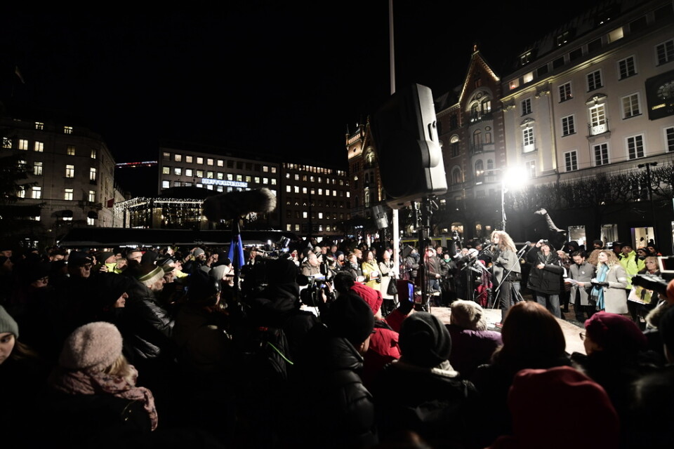 Hundratals deltog i manifestationen på Norrmalmstorg i protest mot att Peter Handke tilldelas årets Nobelpris.