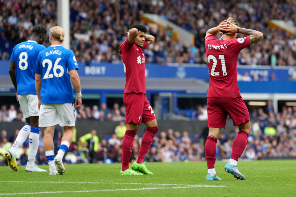 Liverpoolspelarna Luis Dias och Kostas Tsimikas reagerar efter en missad målchans.