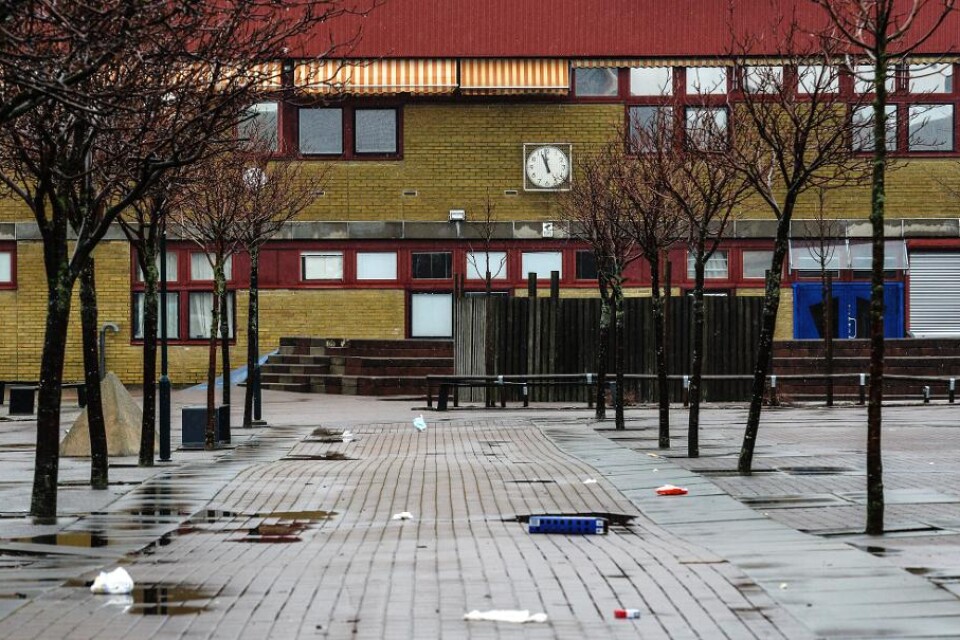 Eleverna i årskurs 6-9 är återigen välkomna till Värner Rydénskolan i Malmö, i morse öppnade skolan som var stängd i går på grund av våld och hot. Lärarfacken stoppade undervisningen. Måndagens krismöte med skolledningen, högstadiepersonal, elevråd och