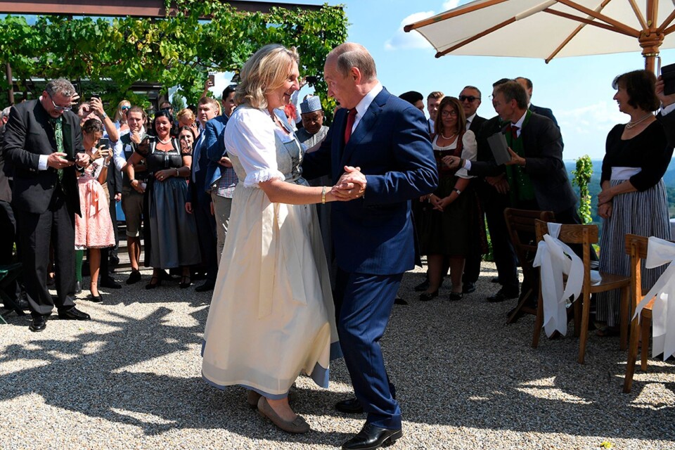 Rysslands president Vladimir Putin tog på lördagseftermiddagen en dans med Österrikes utrikesminister Karin Kneissl under hennes bröllopsfest i Gamlitz i södra Österrike. En bild som sannerligen säger mer än tusen ord.