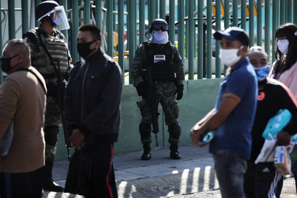 Vakter och anhöriga till coronasjuka utanför ett sjukhus i Mexico City i början av maj.