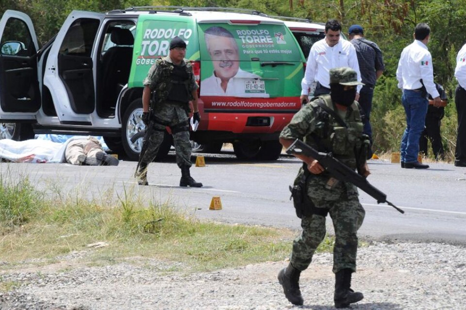 Fernando Moreno Peña, tidigare guvernör i delstaten Colima i södra Mexiko, sköts när två personer kom in och öppnade eld i en restaurang som han åt frukost på. Moreno Peña fick föras till sjukhus med skottskador och opererades, men hans tillstånd ska en