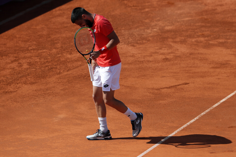 Novak Djokovic besegrade Alexander Zverev, men får ändå se sig utslagen ur turneringen.