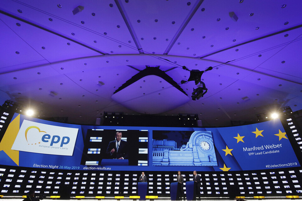 Tyske Manfred Weber, toppkandidat för högergruppen EPP, talar till samlade EU-korrespondenter i EU-parlamentet i Bryssel efter EU-valet.