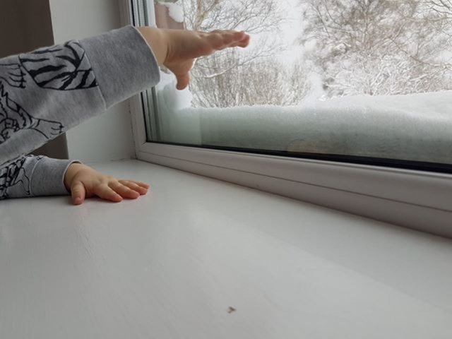 Valdemar Hansson Svensson, 1,5 år, visar med handen hur mycket snö som har kommit.