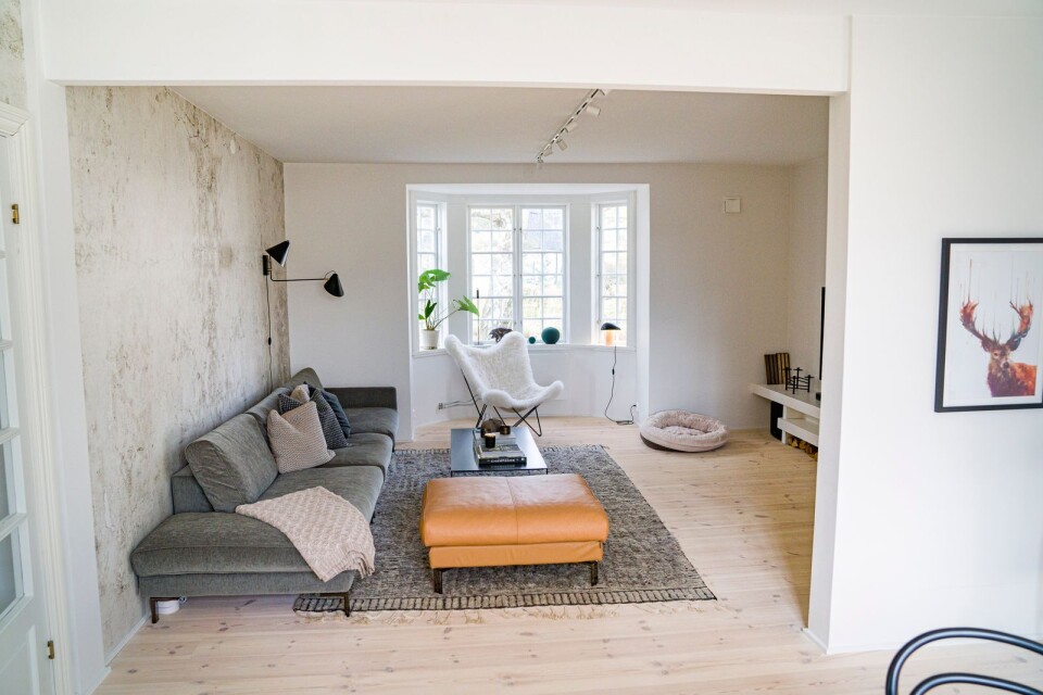 Med generös soffa, sittpuff och fladdermusfåtölj är vardagsrummet tänkt som en oas där hela familjen kan ta det lugnt tillsammans. Soffan och sittfpuffen kommer från Furninova, soffbordet är designat av Mauritzio Peregalli, mattan är från Classic collection.