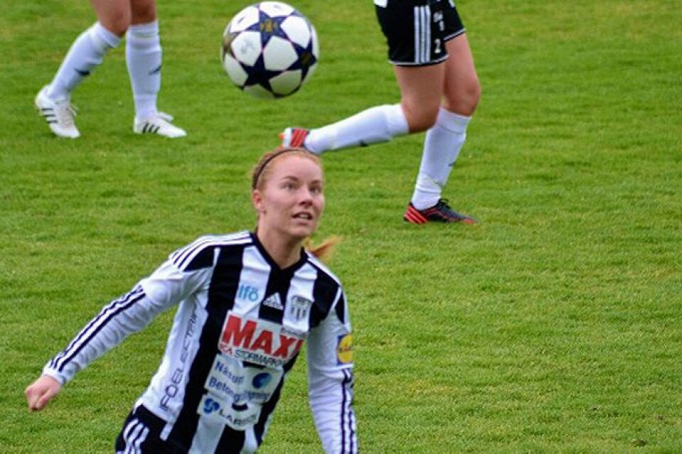 Ebba Axelsson skiftar fotbollsmiljö. Från division I till damallsvenskan. Nästa säsong spelar den 17-åriga talangen i Vittsjö.