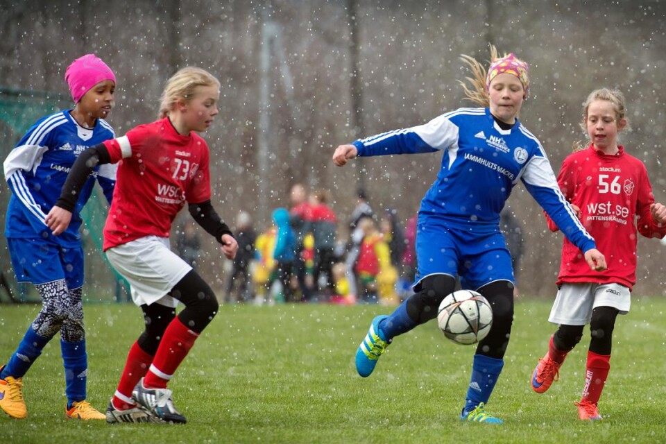 1 Lammhult har kontroll på bollen i matchen mot Vislanda... Foto: Filip Sjöfors