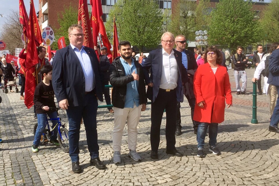 Försvarsminister Peter Hultqvist (S), tvåa från höger i bild.