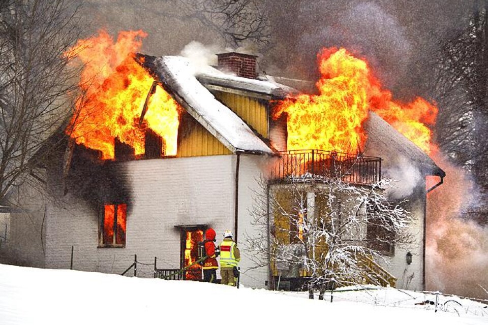 En villa i Götåkra brann på måndagen. Villan var övertänd när räddningstjänsten kom till platsen.