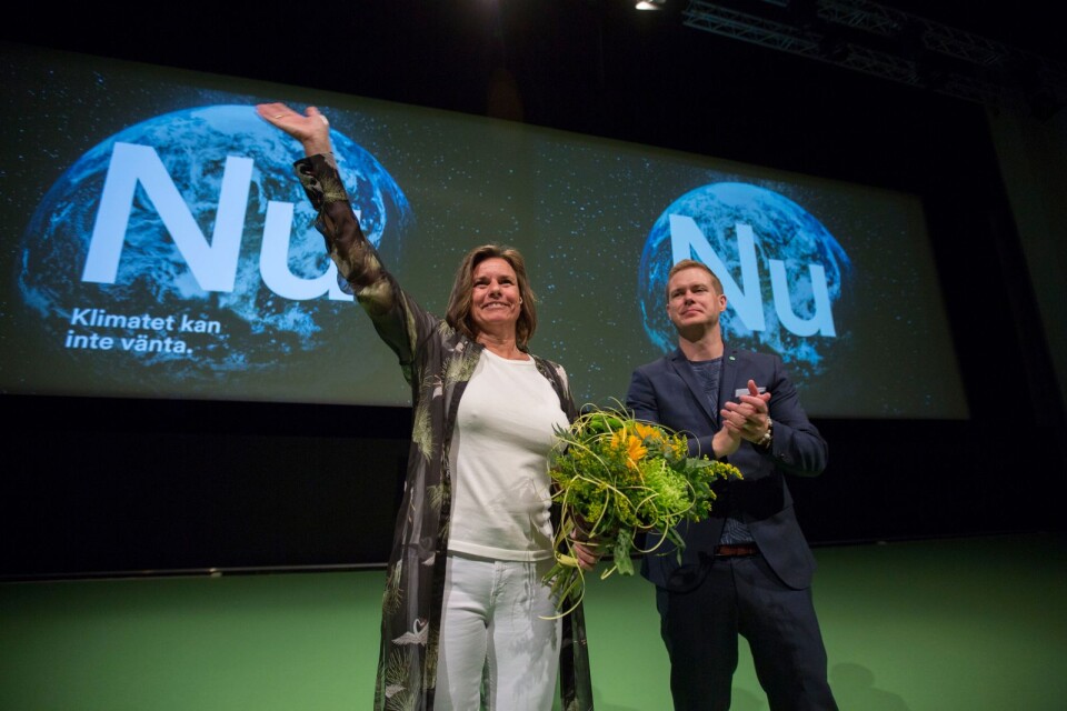 Miljöpartiets språkrör Isabella Lövin blir gratulerad av det andra språkröret Gustav Fridolin i samband med sitt tal under partiets kongress i Västerås.
