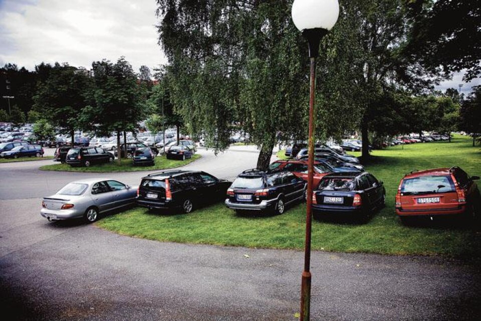 - Parkeringsbolaget sätter inga lappar på dessa bilar. Det verkar lite som en tyst överenskommelse, säger Lars-Owe Berglund, föreståndare för Alidebergsbadet om felparkeringarna.