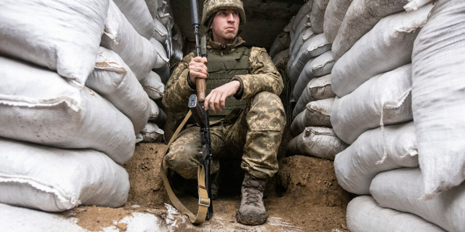 En ukrainsk soldat på sin post i östra Ukraina.