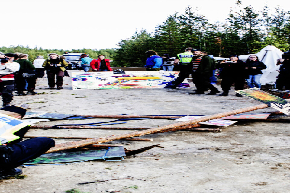 Bolaget Beowulf Minings planer på att bryta järnmalm vid Kallak i Norrbotten har mötts av protester, här en aktion 2013. Sedan två år är det regeringen som har ärendet om tillstånd på sitt bord och en riksdagsledamot från M KU-anmäler regeringen för att vara senfärdig. Arkivbild.