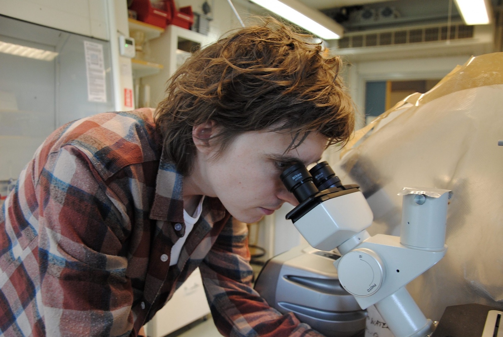 Eftersom Raphael Gollnisch ska studera gubbslemmet på cellnivå och ner till arvsmassan är mikroskopet ett av hans viktigaste verktyg.