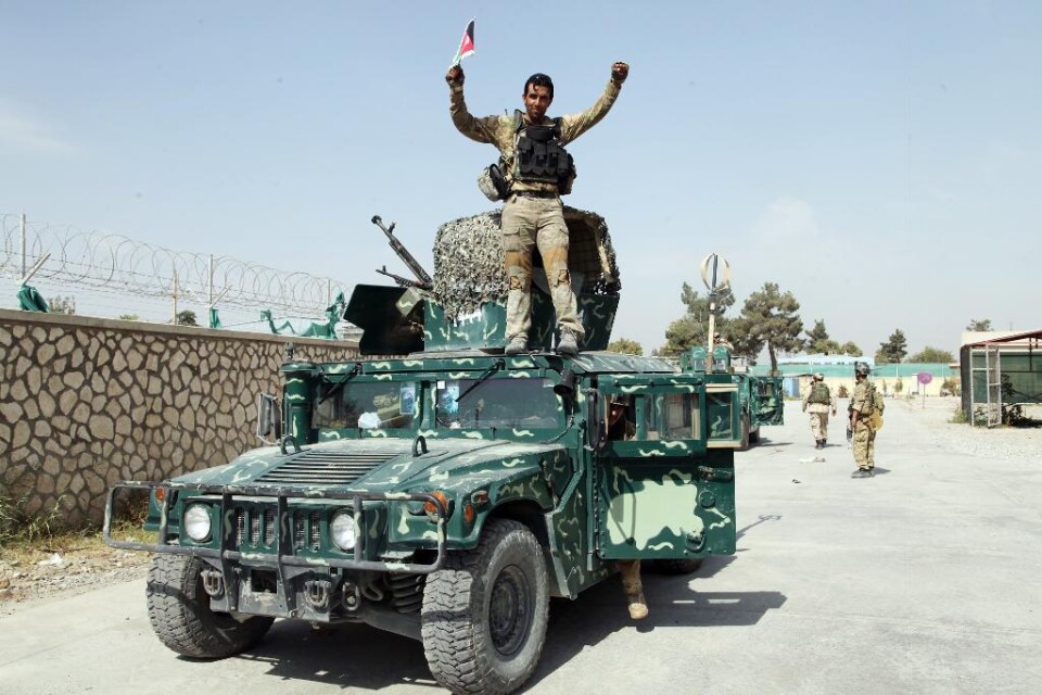 Talibanerna drar sig tillbaka från den omstridda staden Kunduz i norra Afghanistan. Enligt talesmannen Zabihullah Mujahid görs det för att undvika ytterligare civila dödsoffer. Civila offer hindrade dock inte rörelsen från att attackera Kunduz den 28 se