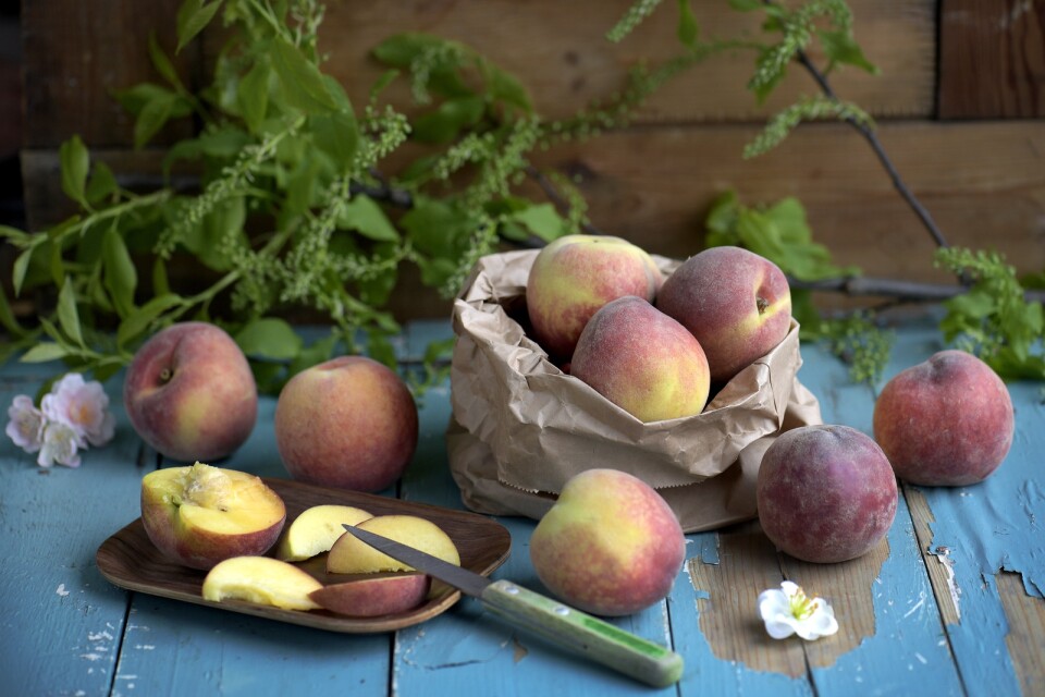 Persikor – den perfekta sommarfrukten som är svår att motstå.
