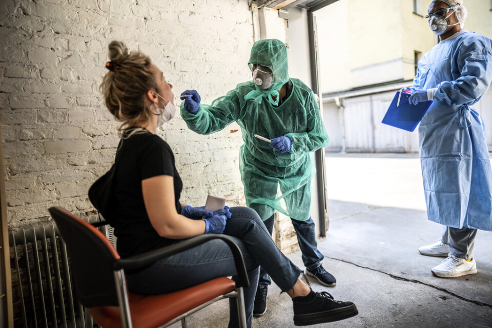 En allmänläkare testar en kvinna i ett garage på bakgården av sin praktik i Kreuzberg, Berlin.