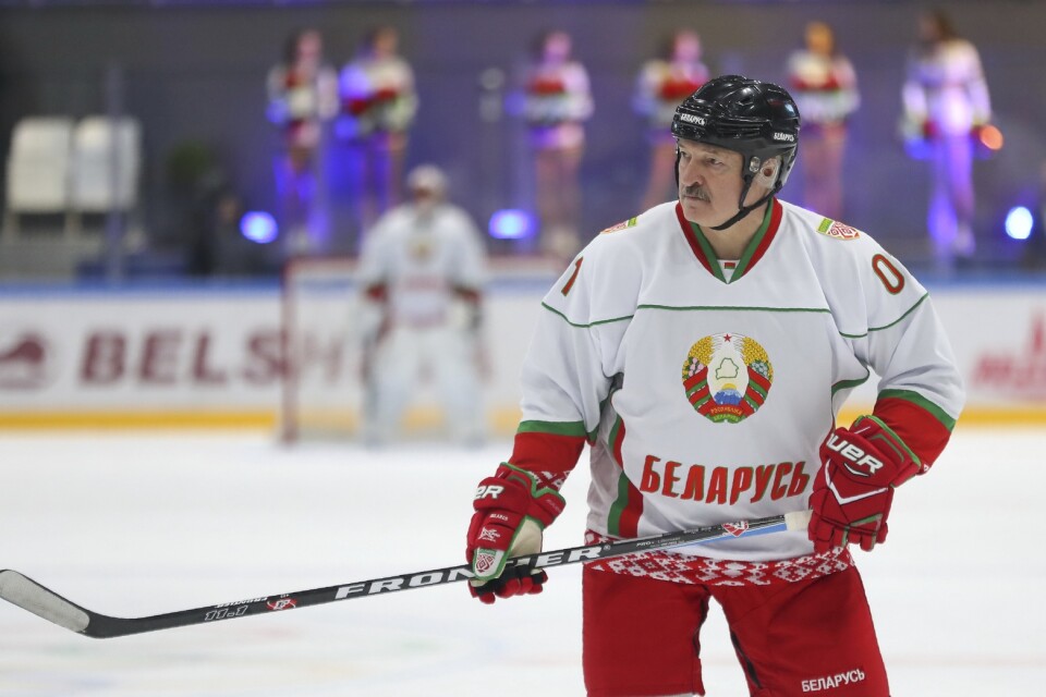 Belarus auktoritäre ledare Aleksandr Lukasjenko är ett hängivet hockeyfan, här syns han på rinken i april i fjol.