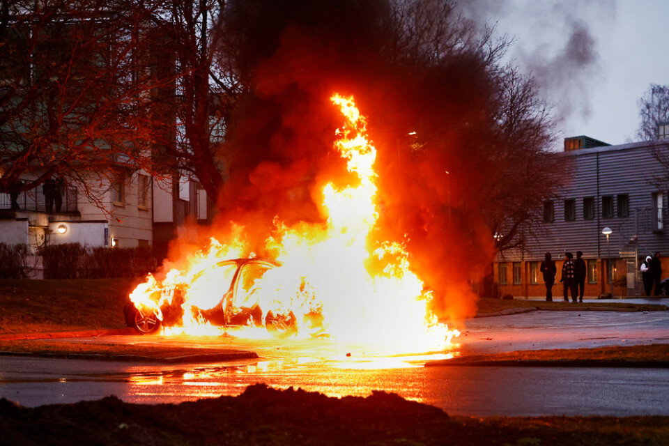 En bil som satts i brand under det första upploppet i Navestad, Norrköping, den 14 april.