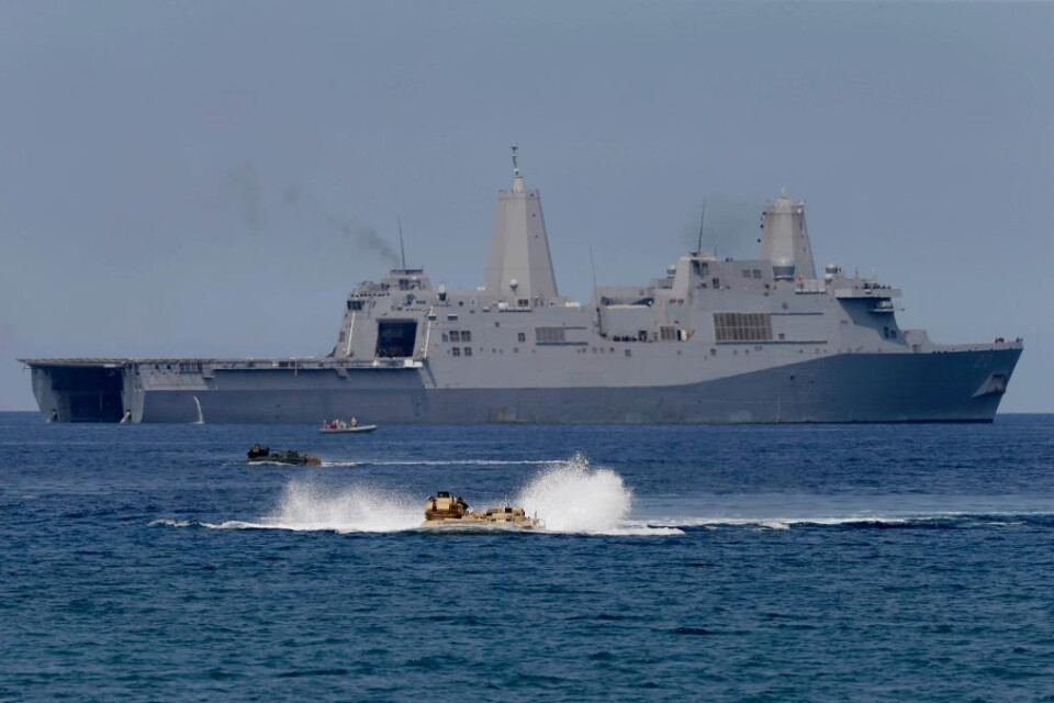 Filippinerna varnar för att Kina i realiteten är på väg att ta kontroll över Sydkinesiska sjön. Landet manar asiatiska grannländer att \"stå upp\" mot det militärt och ekonomiskt mäktiga Kina, som är på väg att gå om USA som den största ekonomin. \"(Kina