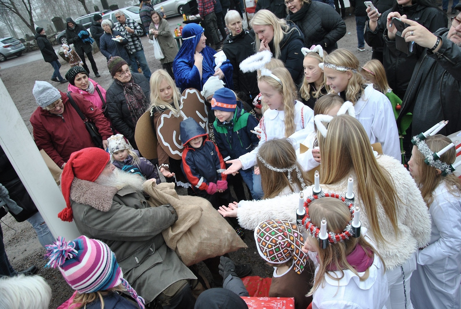 I Loshult gjorde tomten ett välkommet besök under lördagens julmarknad. 			             Foto: Magnus Wahlström