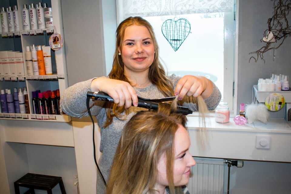 Frisören Ida Eriksson, som driver Salong hårmix, gör Sanne Kokkonen festfin.