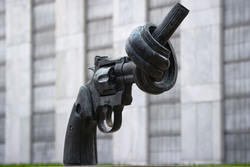 Fredrik Reuterswärds skulpur  ”Non Violence” som står utanför FN:s högkarter i New York.