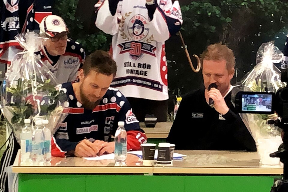 Marcus Paulsson skriver på kontraktet med Mörrum Hockey under överseende av klubbens Martin Ingvarsson.